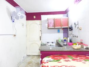 een kleine keuken met een wastafel en een deur bij برج بيلو بيتش in Alexandrië