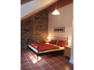 una camera con letto e muro di mattoni di Romantische molen schuur huisdieren welkom a Beuren
