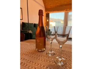 康斯坦茨的住宿－sea happiness Sea Gold，桌子上放有一瓶葡萄酒和两杯酒