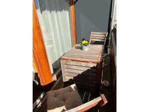 康斯坦茨的住宿－sea happiness Sea Gold，阳台配有木桌,上面有植物