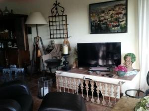 sala de estar con TV de pantalla plana sobre una mesa en Villa Naranjo Comfortable holiday residence en L'Alfas del Pi
