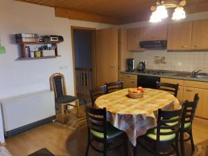 una cocina con una mesa con un bol de fruta. en Terraced house Amann en Schnett