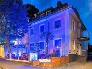 une maison éclairée par des lumières violettes dans l'établissement Stad Vakantiehuis Daun, à Daun