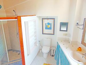 A bathroom at El Arcon Még 33 kép