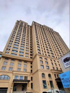 乌兰巴托Classic apartment at Circus的一座高大的建筑,前面有标志