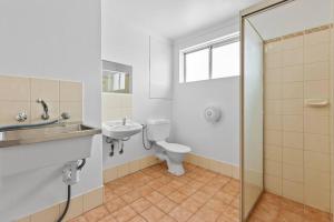W łazience znajduje się toaleta, umywalka i prysznic. w obiekcie Apartment 10 Burswood w mieście Perth