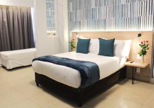 - une chambre avec un grand lit dans l'établissement Bayside Hotel 14 Monty Naicker(Pinestreet), à Durban