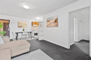 パースにあるApartment 10 Burswoodのソファとテーブルのあるリビングルーム +6枚の写真
