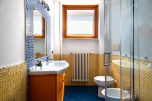 La salle de bains est pourvue d'un lavabo, de toilettes et d'une fenêtre. dans l'établissement Centro Storico (Vista lago 1° piano), à Desenzano del Garda
