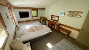 Postel nebo postele na pokoji v ubytování 乗鞍高原の宿テンガロンハットB&BTengallonhat + 37 fotografií