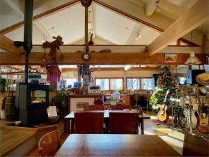 a room with a table and a christmas tree in it at 乗鞍高原の宿テンガロンハットB&BTengallonhat in Matsumoto