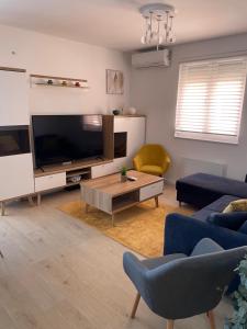 TV a/nebo společenská místnost v ubytování Sonia Apartman