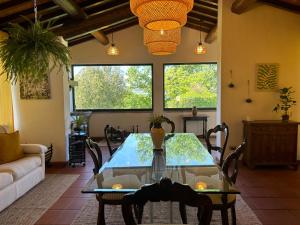 ein Wohnzimmer mit einem Tisch und einem Sofa in der Unterkunft Villa Olea in SantʼEllero