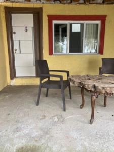 uma mesa e cadeiras sentadas em frente a uma casa em De La Terrasse IZNIK em İznik