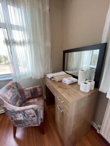 um quarto com uma secretária com um espelho e uma cadeira em De La Terrasse IZNIK em İznik
