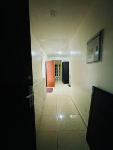 una habitación vacía con un pasillo con una puerta en Room for 4s NEW location elektra, en Abu Dabi