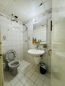 y baño con aseo y lavamanos. en Room for 4s NEW location elektra, en Abu Dabi