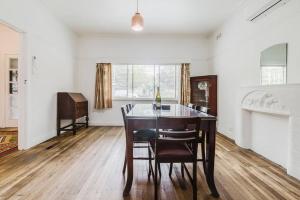 - une cuisine avec une table à manger et des chaises dans l'établissement Yarraville Garden Large home with yard and parking, à Yarraville 17 autres photos