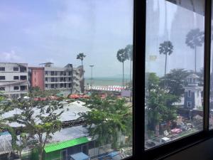 een raam met uitzicht op de stad bij 978 CHIDLOM at JOMTIEN in Jomtien Beach