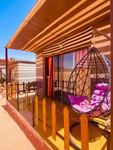 Rõdu või terrass majutusasutuses Youssef camp Wadi Rum