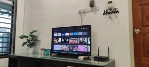 uma televisão de ecrã plano em cima de uma mesa em LittleBee Homestay KT em Kota Tinggi