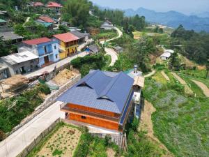 an overhead view of a house with a blue roof at Homestay Trúc Sơn in Hong Ha