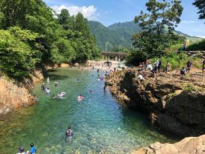 南魚沼市にある双子キャビンの川泳ぎの集団