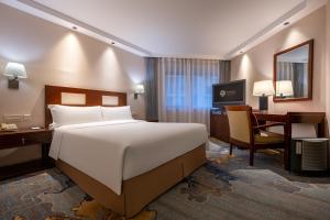 Postel nebo postele na pokoji v ubytování Sunworld Hotel Wangfujing