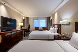 Postel nebo postele na pokoji v ubytování Sunworld Hotel Wangfujing