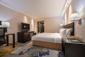 Postel nebo postele na pokoji v ubytování Sunworld Hotel Wangfujing