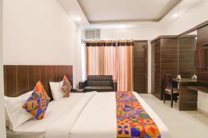 um quarto de hotel com uma cama e uma secretária em FabExpress Ero sky Palace em Nova Deli