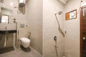 Duas fotografias de uma casa de banho com WC e lavatório. em FabExpress Ero sky Palace em Nova Deli