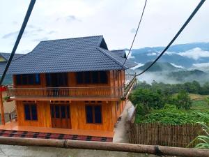 a house on a wire with mountains in the background at Homestay Trúc Sơn in Hong Ha