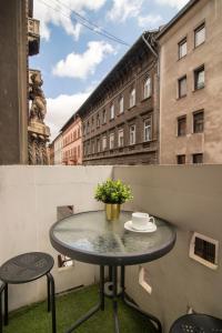 ブダペストにあるBe a Budapesterの小さなテーブル、バルコニー(コーヒー付)
