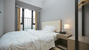 Serveyou International Apartment Hotel - Free Airport Pickup & Free Canton Fair shuttle & Paid City Tour 객실 침대