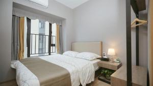 Postel nebo postele na pokoji v ubytování Serveyou International Apartment Hotel - Free Airport Pickup & Free Canton Fair shuttle & Paid City Tour + 37 fotografií