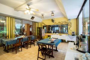 un comedor con mesas y sillas azules en Mae Rim Lagoon Bed & Bakery, en Mae Rim