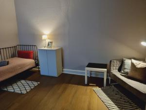 ein Wohnzimmer mit einem Sofa und einem Tisch in der Unterkunft Only for Women on Tour in Bingen am Rhein