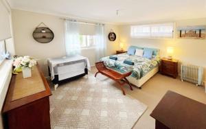 een slaapkamer met een bed en een tafel. bij Tuncurry tranquility PID -STRA - 59456 in Tuncurry