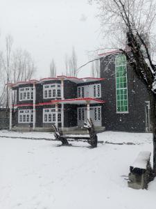 ein schneebedecktes Gebäude in der Unterkunft Skardu One Resort in Skardu