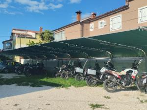 een groep motorfietsen geparkeerd voor een gebouw bij Villa Confort Exclusive in Rovinj