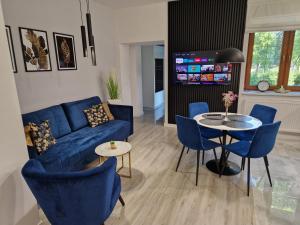 Televízia a/alebo spoločenská miestnosť v ubytovaní Apartament Mountains Góry Sowie