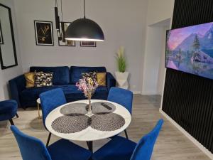 Televízia a/alebo spoločenská miestnosť v ubytovaní Apartament Mountains Góry Sowie