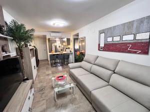 a living room with a couch and a table at Casa Matty-Precioso Apartamento al lado del Mar Y Del Golf in Roquetas de Mar