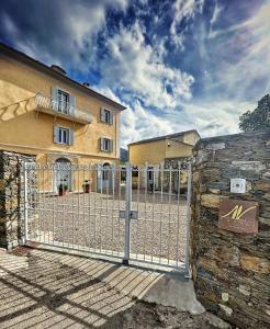 una puerta frente a una casa con un edificio en A Villa di Rutali, en Rutali