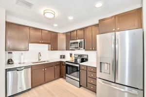 A kitchen or kitchenette at Upscale 3BR Condo - Family Resort - Pool And Hot Tub!