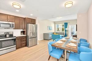 A kitchen or kitchenette at Upscale 3BR Condo - Family Resort - Pool And Hot Tub!