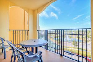balcón con mesa, sillas y vistas en 2BR Resort Suite - Fountain View Private Balcony, en Kissimmee