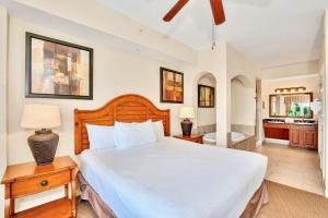 キシミーにある2BR Resort Suite - Fountain View Private Balconyのベッドルーム(大型ベッド1台付)、バスルームが備わります。