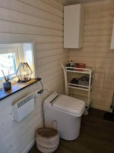 Un baño de Guesthouse with access to sauna and lake, close to Mariefred